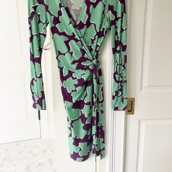 DVF Purple and Green Patterned Wrap Dress - 100% Silk, Size 8 - Picture 5 of 11